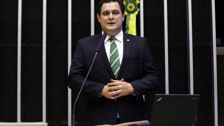 Projeto pode liberar FGTS, Imposto de Renda e poupança para órfãos da Covid