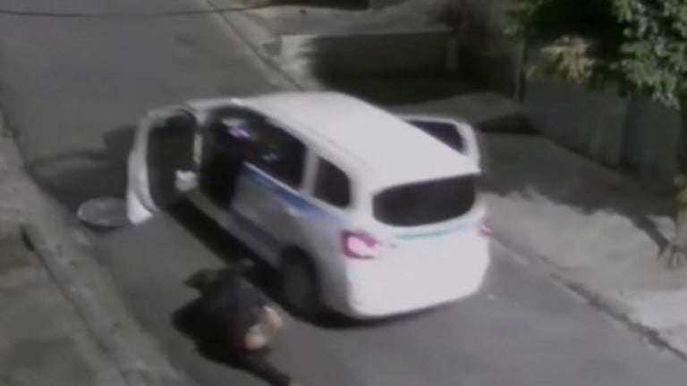 Taxista baleado pula de carro em movimento para fugir de assalto em SP