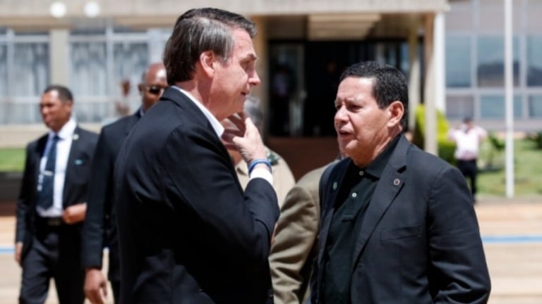 Bolsonaro recua após criticar Mourão: "não atrapalha em absolutamente nada"