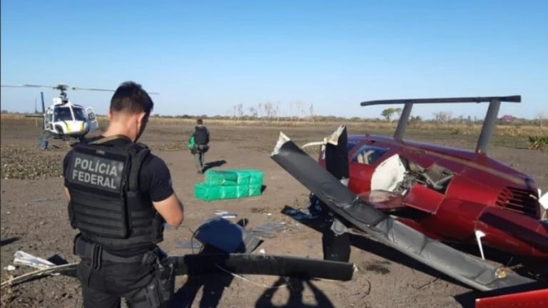VÍDEO: Helicóptero cai com 300kg de cocaína em fazenda no Mato Grosso