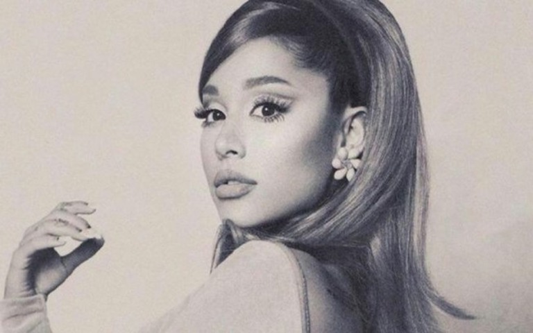 Ariana Grande pede aos seus fãs para que se vacinem e tomem cuidado com nova variante