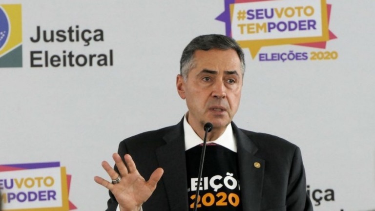 Barroso responde ataques de Bolsonaro e chama live de "amadora"