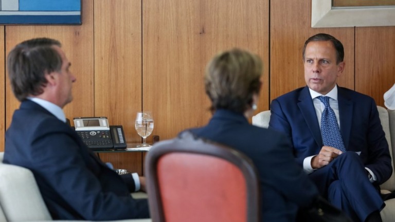 Bolsonaro ironiza Covas por ida ao Maracanã e Doria responde: "Desumanidade"