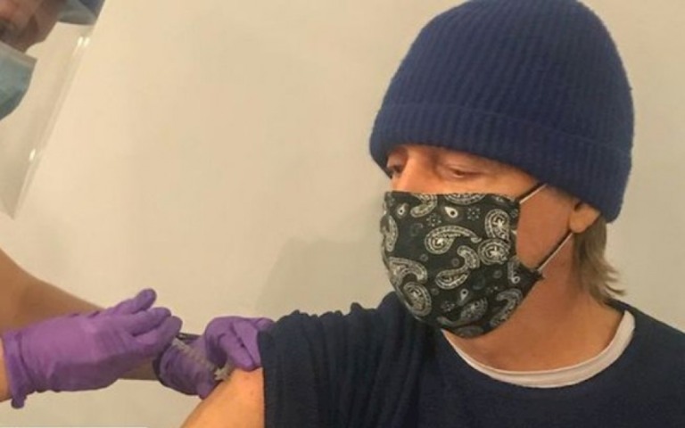 Paul McCartney toma vacina contra o coronavírus: "Seja legal"