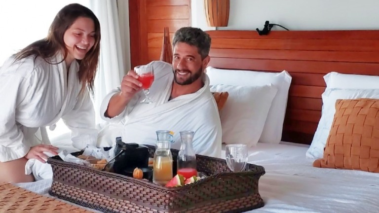 Ex-BBB Daniel Fontes comemora dois anos de relacionamento com viagem a Maragogi