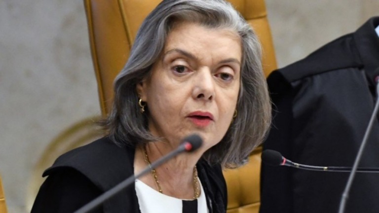 Cármen Lúcia pede que PGR investigue Bolsonaro por live com ataque às urnas