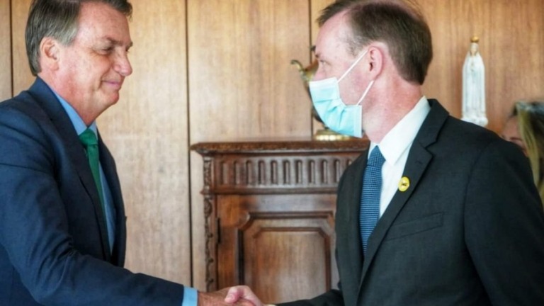 FOTOS: Sem máscara, Bolsonaro recebe conselheiro de Segurança Nacional dos EUA