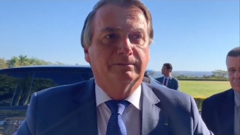 Bolsonaro ataca imprensa e diz estar à disposição para reunião entre poderes