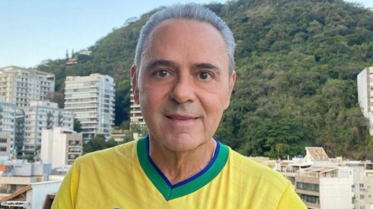 Luis Roberto canta 'Evidências' na Globo em semifinal do vôlei nas Olimpíadas