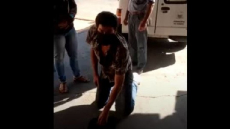 VÍDEO: sem suporte, homem com pés quebrados engatinha de ambulância para casa