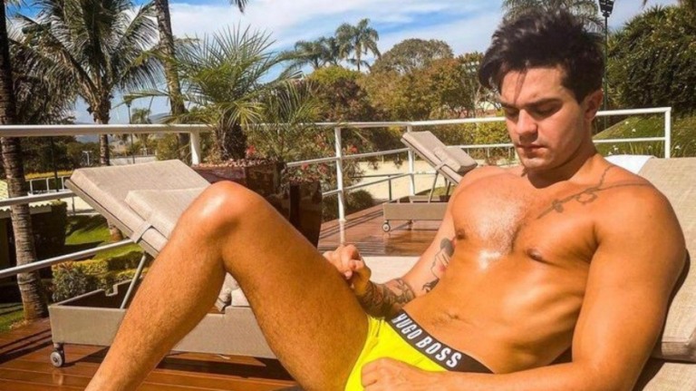 É culpa da morena? Luan Santana posa só de cueca e recebe elogios