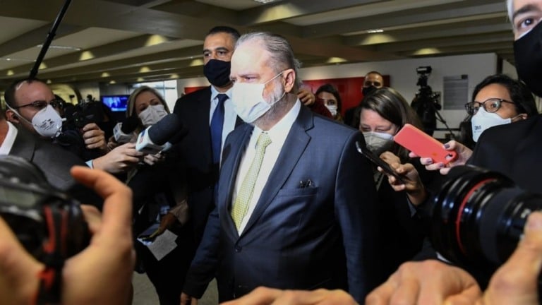 Aras indica que não vê crimes nos ataques de Bolsonaro