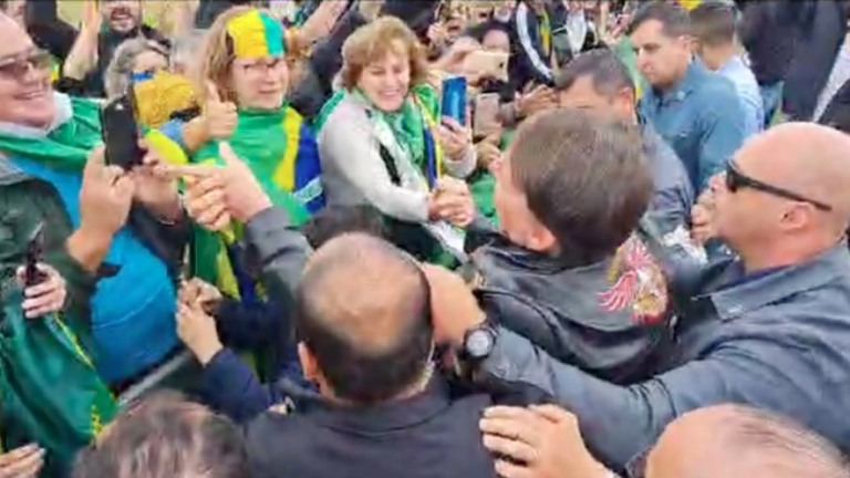 Bolsonaro faz motociata e volta a atacar urnas: "Querem decidir no tapetão"