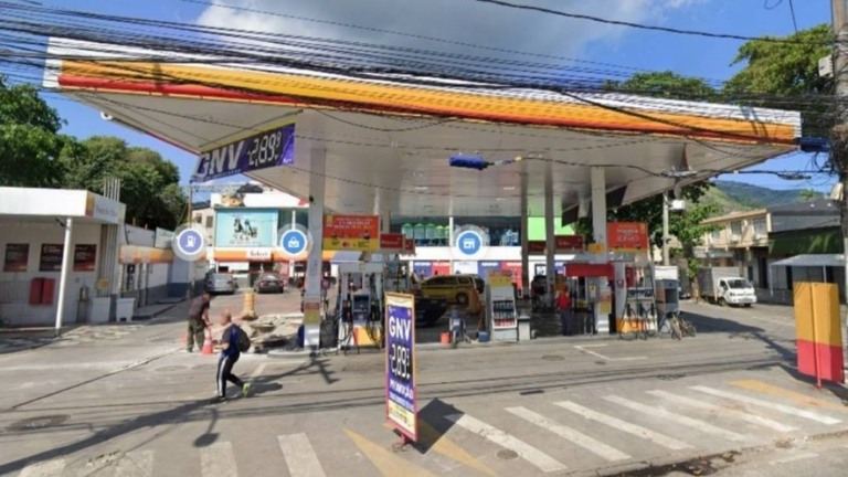 Militar e taxista atiram um contra o outro após discussão em posto de gasolina