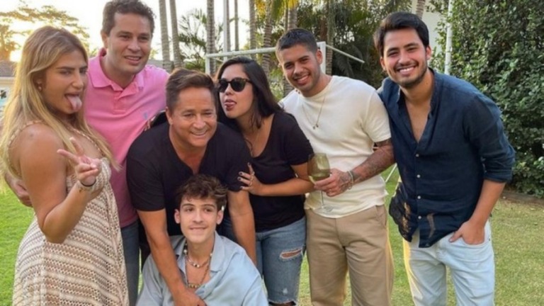 Leonardo reúne todos os filhos em foto rara; veja