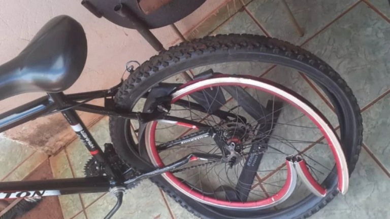 GO: Viatura atropela bicicleta e quase atinge ciclista em Quinópolis; assista