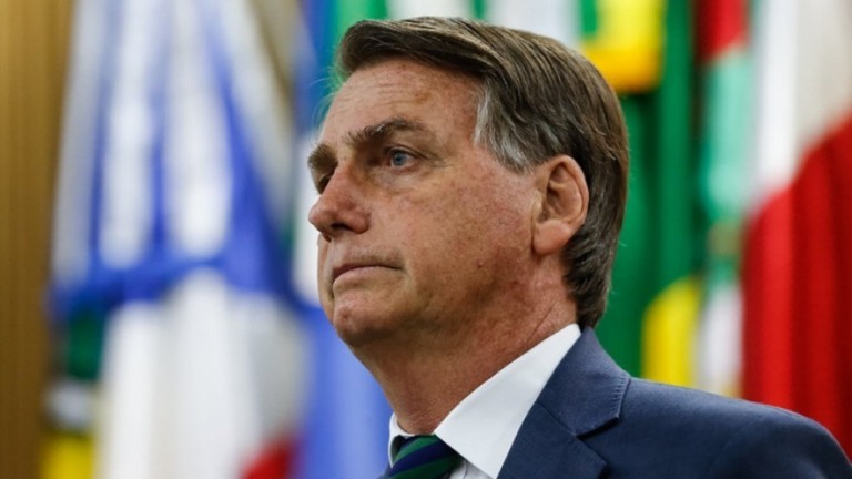 Bolsonaro reconhece derrota do voto impresso: "Barroso apavorou parlamentares"