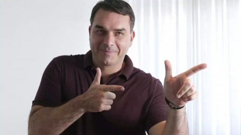 Flávio Bolsonaro propõe projeto de lei que libera porte de arma para advogados