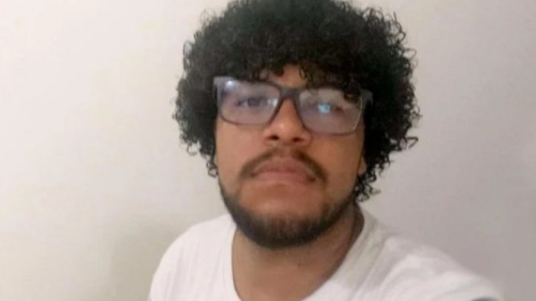 Carrapatos surgem em voo; comissário insinua que homem negro os trouxe no cabelo