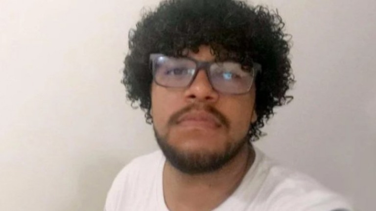 Homem reclama de carrapatos em voo e acusa comissário de racismo: Caiu do cabelo