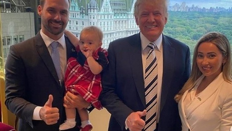 Eduardo Bolsonaro publica foto de encontro com Trump: 'convergência de ideias'