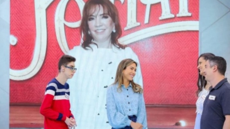 Esposa de Silvio Santos faz rara aparição na TV e emociona Patrícia Abravanel