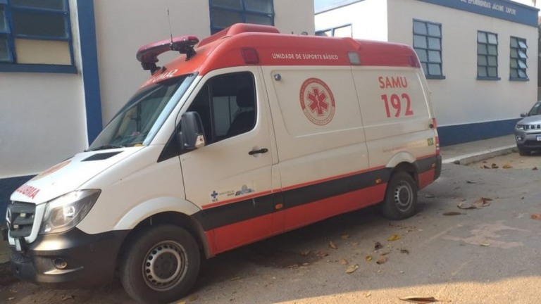 Dupla invade hospital com pedaços de madeira e ameaça quebrar ambulância no Acre