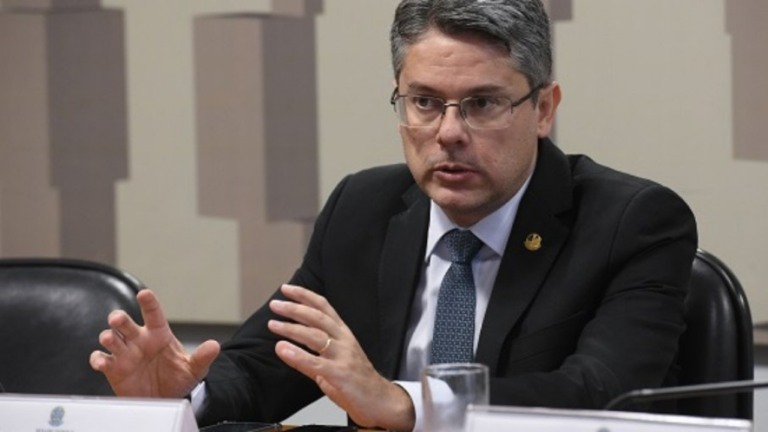 Partidos e políticos vão à Justiça para barrar desfile com tanques em Brasília