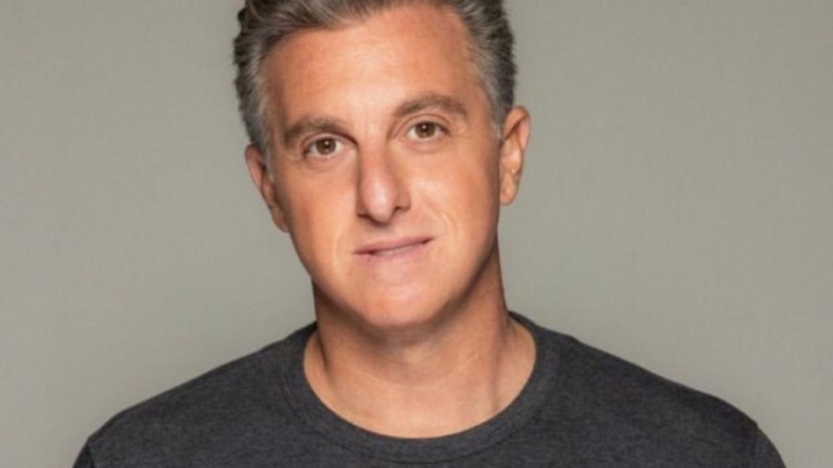Luciano Huck demonstra insatisfação com desfile das Forças Armadas