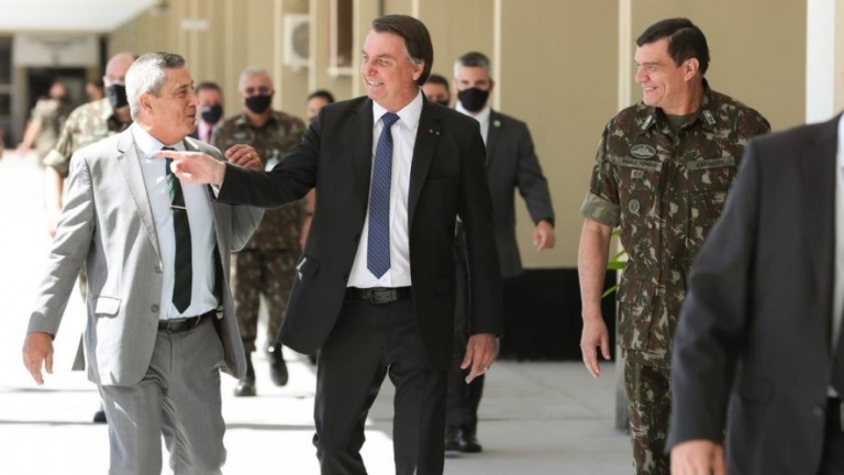 Bolsonaro participa de desfile com tanques de guerra em frente ao Planalto