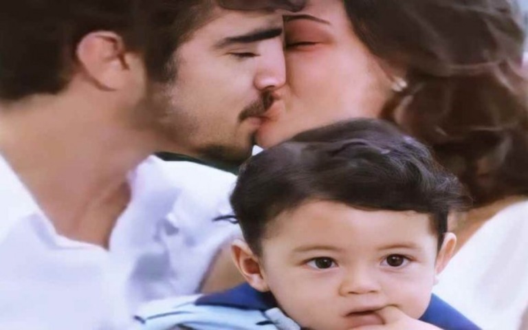 "Ti-Ti-Ti": Marcela dá chute na bunda de Renato e fica feliz com Edgar