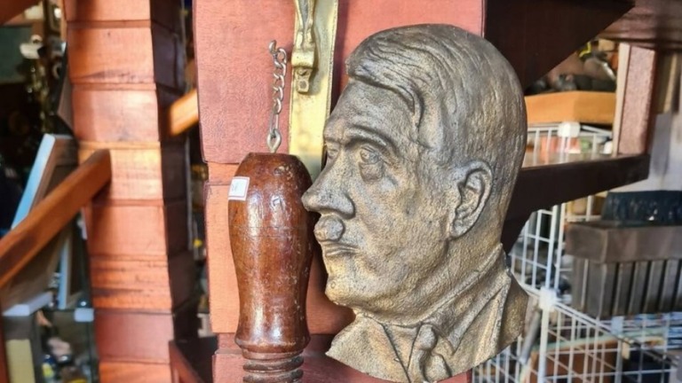 SC: Polícia Civil investiga loja que vende busto de Hitler e artigos nazistas