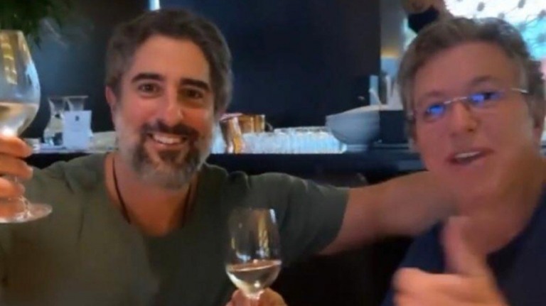 Marcos Mion beija Boninho em chegada à Globo: "Bem-vindo"