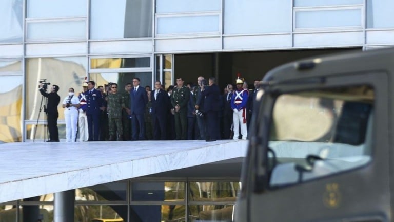 Partidos e parlamentares reagem a desfile militar de blindados em Brasília