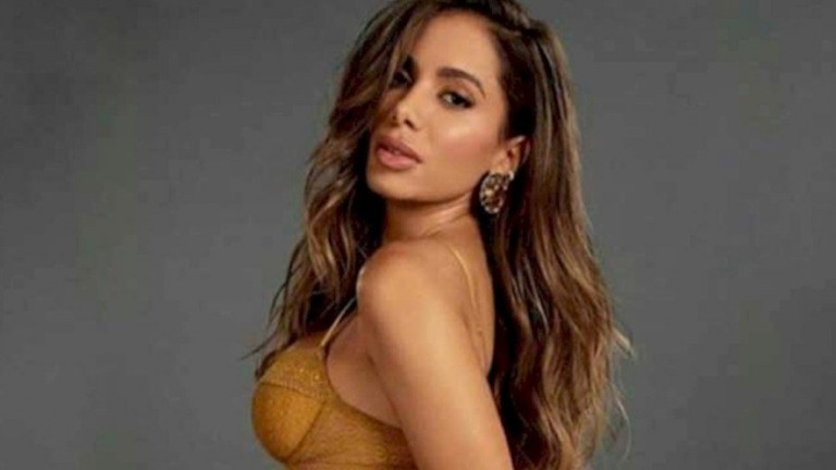 "Palhaçada de voto impresso", diz Anitta ao criticar Jair Bolsonaro