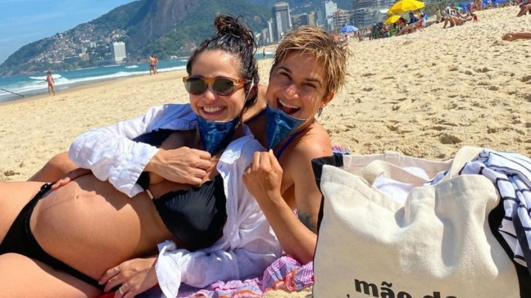 Grávida de gêmeos, Nanda Costa posa na praia: 'levamos a barriga para mergulhar'