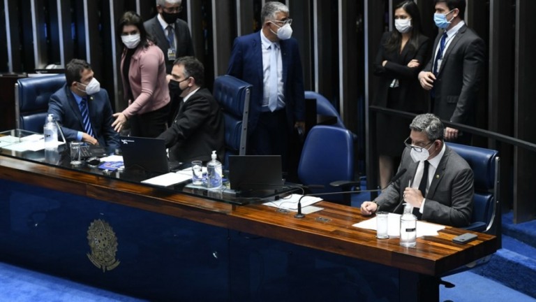 Senado aprova texto-base que revoga legislação da ditadura militar