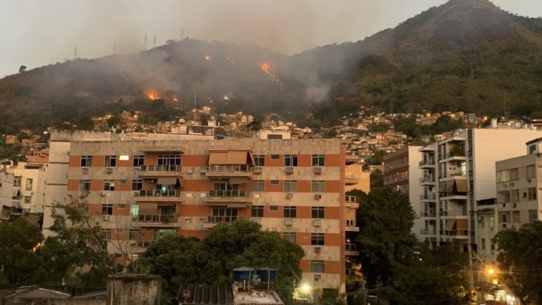 Incêndio atinge área de mata no Morro do Salgueiro