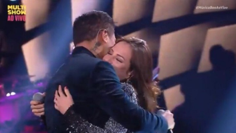 Tierry canta de mãos dadas com Gabi Martins no 'Música Boa'; web reage