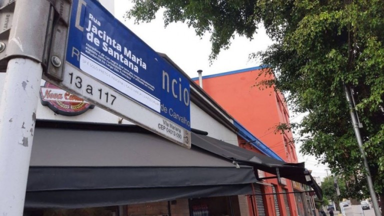 Estudantes trocam nomes de placas que homenageiam pessoas com histórico racista