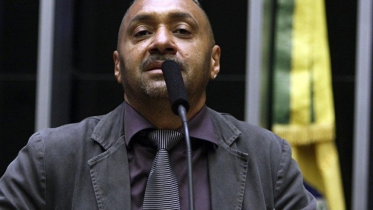 "Tiririca fez mais pelo Brasil que Bolsonaro", diz fã do artista