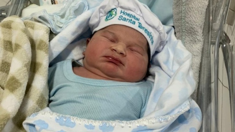 Bebê nasce com 5,3 quilos e é apelidado de "superbebê"