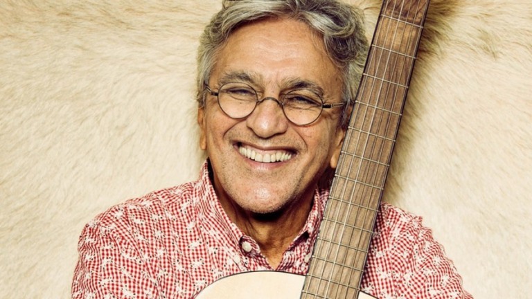 Caetano Veloso desembarca na Europa para turnê 'Voz e violão'