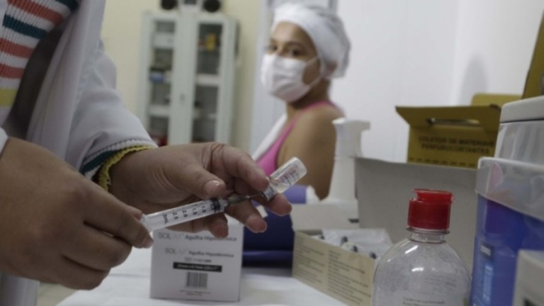 RJ e DF receberão doses extras de vacina por causa da variante Delta