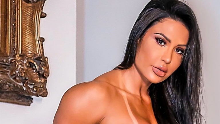 Gracyanne Barbosa rebate ataque de internauta