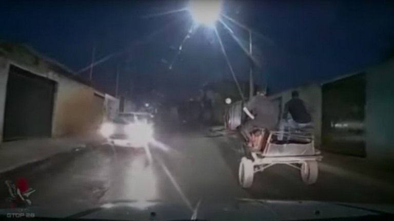VÍDEO: em carroça, suspeitos de assalto tentam fugir da polícia e são presos