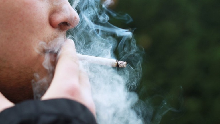 Covid-19: Fumar pode diminuir resposta imune da vacina, sugere estudo