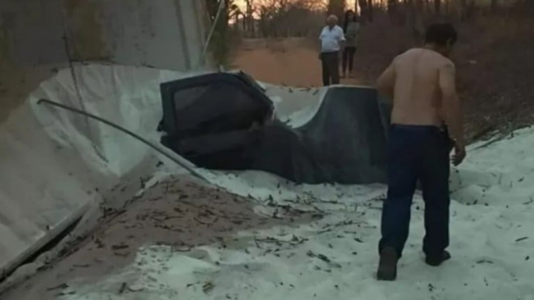 Caminhão com 40 toneladas de açúcar soterra carro e deixa dois mortos