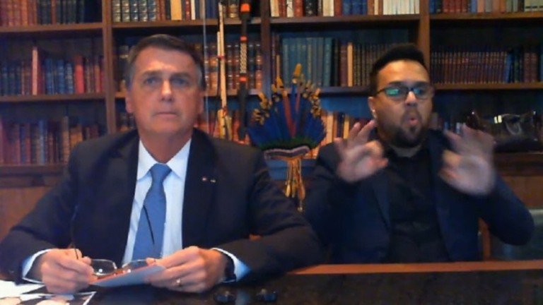 Em live, Bolsonaro chama Barroso de "tapado" ao defender voto impresso