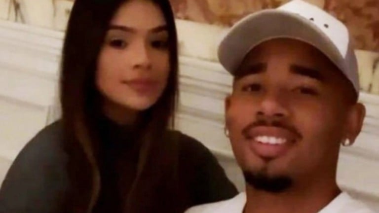 Gabriel Jesus comemora um mês de namoro